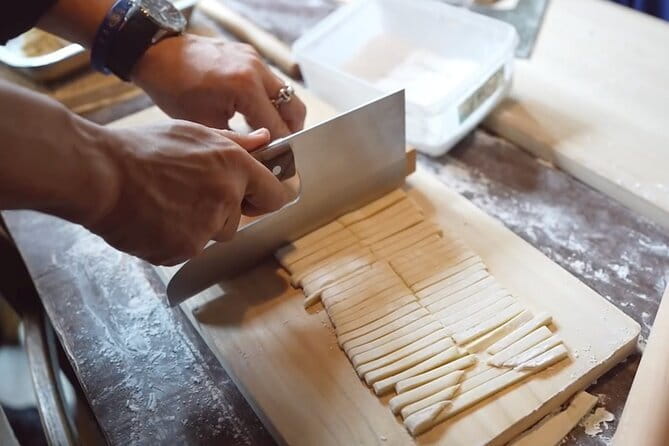 90 min Shared Handmade Udon Experience - Foot-kneaded udon at UDONZIN美糸