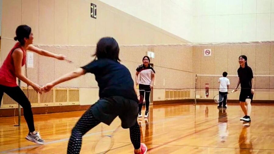 Badminton in Osaka & Kyoto with Locals! - Playing Doubles at Different Skill Levels