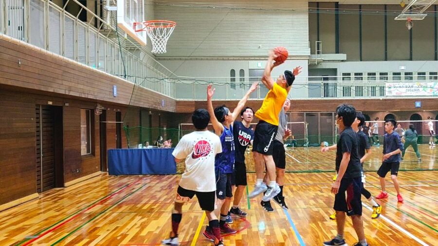 Basketball in Osaka with local players! - Three hours of pickup basketball in Osaka