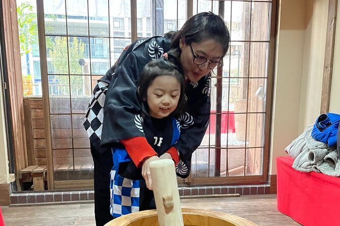 【Family Friendly】Traditional Mochi Pounding Experience - The 10-minute introduction puts the food in context