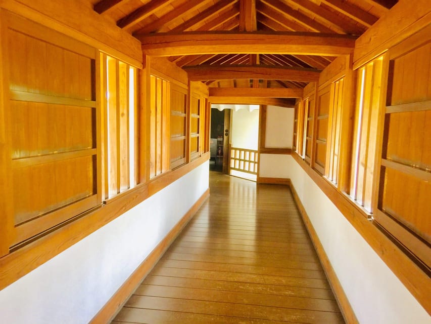 Himeji: Private Guide Tour of the Castle from Osaka or Kyoto - Entering the white walls of Himeji Castle