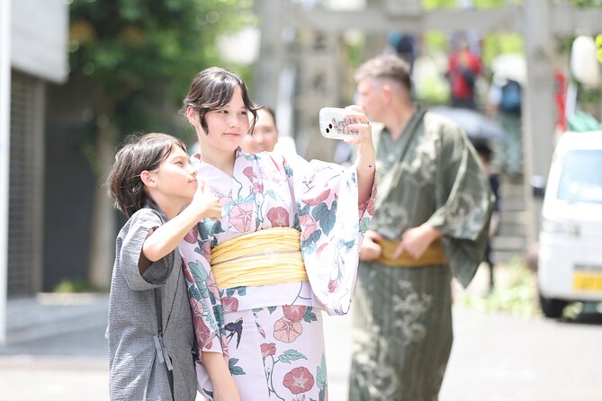 Kimono Rental Photoshoot Experience in Osaka - Choosing between kimono and yukata
