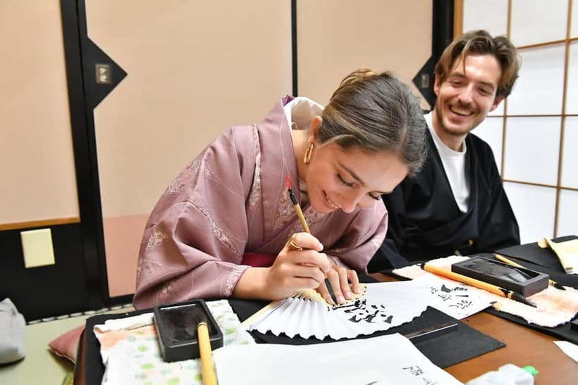 Learning Shodo with a kimono and Trying Samurai Calligraphy - Holding the brush and learning the basics of shodo