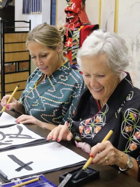 Learning Shodo with a kimono and Trying Samurai Calligraphy - The oversized brush and your one-character statement