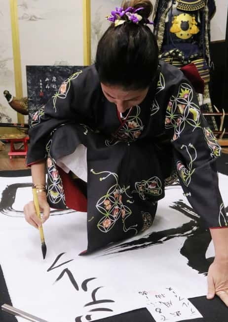 Learning Shodo with a kimono and Trying Samurai Calligraphy - The one-hour question you should settle first