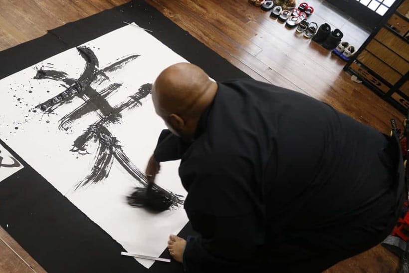 Learning Shodo with a kimono and Trying Samurai Calligraphy - Should you book Samurai Honor calligraphy?