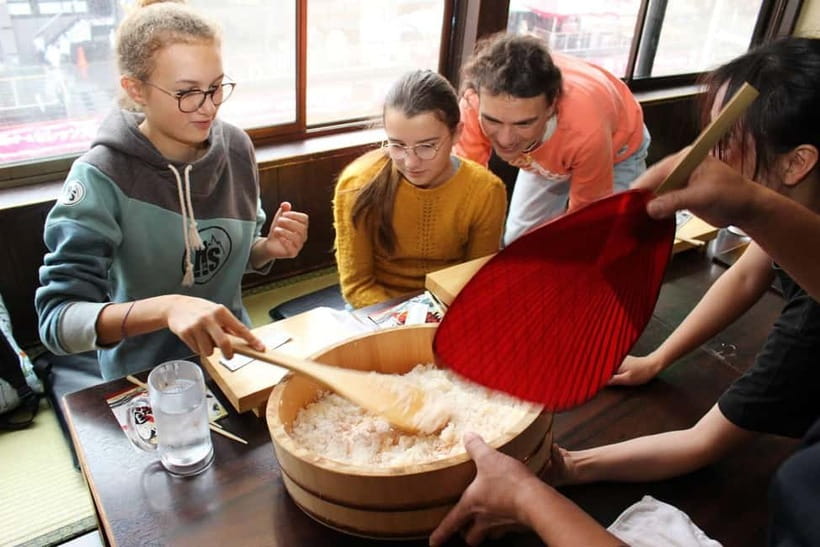 Osaka Dotonbori: Hand Roll Sushi Experience - The seafood, fillings, and room for choice