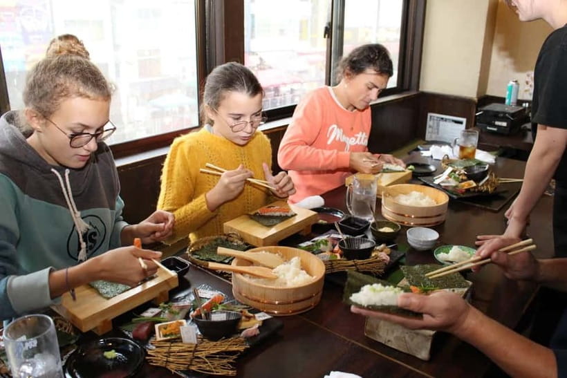 Osaka Dotonbori: Hand Roll Sushi Experience - What happens during the two-hour class