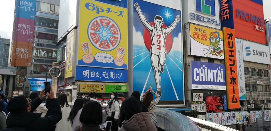 Osaka: Five Must-See Highlights Walking Tour & Ramen Lunch - Getting around by subway and on foot