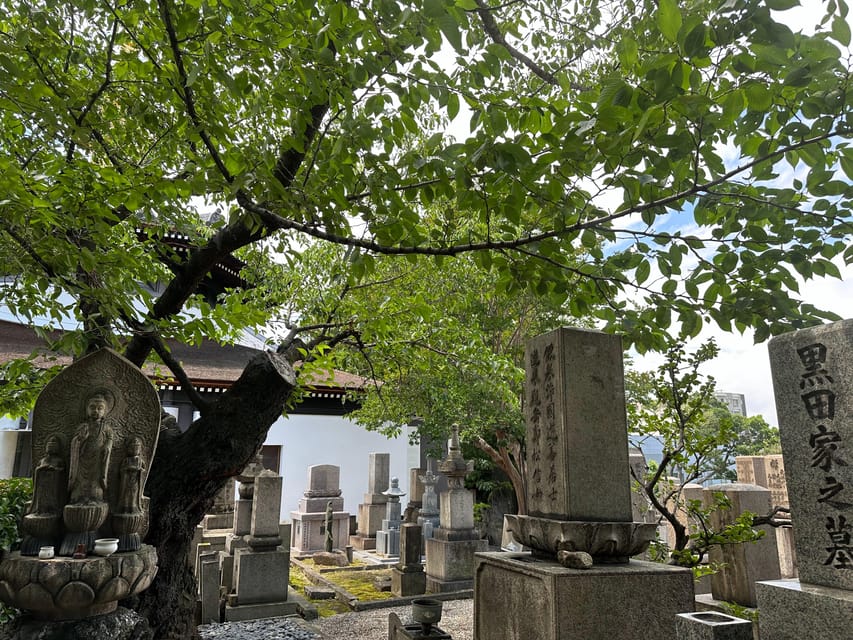 Osaka: Japan’s Oldest Temple & Bone Buddha Walking Tour - Walking to Isshinji and changing the mood