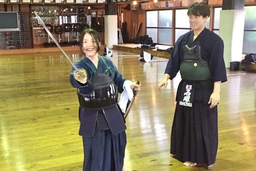 Osaka: Kendo Workshop Experience - Photos, farewell etiquette, and the optional Samurai meal
