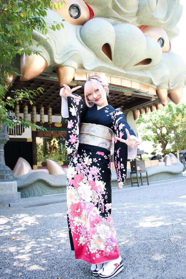 Osaka: Kimono Rental Traditional Experience at WARGO - Taking Photos in Traditional Dress