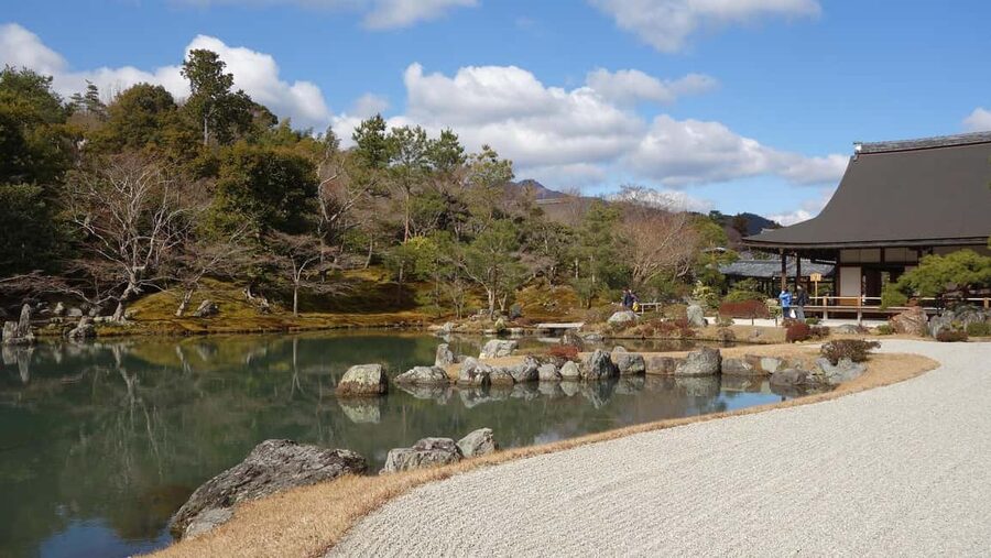 Osaka/Kyoto: Arashiyama, Nara Park, Fushimi Shrine Tour - The strict meeting time matters