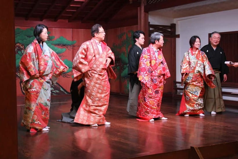 Osaka: Noh Performance with English Subtitles and Workshop - The pre-show explanation makes the difference