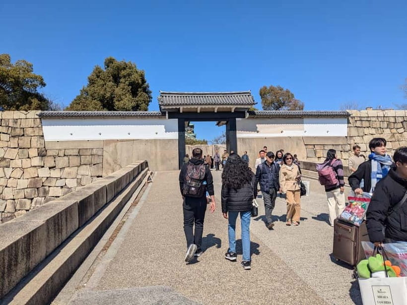 Osaka: Osaka Castle Guided Tour with Local Guide - Guides who make the history easier to follow