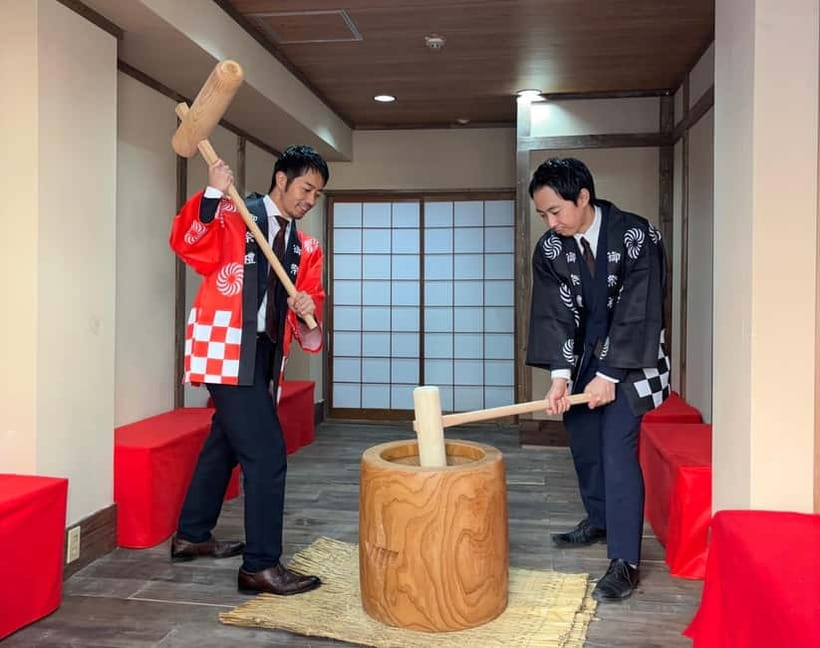 Osaka: Traditional Mochi Pounding Experience with Tasting - The first 10 minutes: mochi beyond a dessert