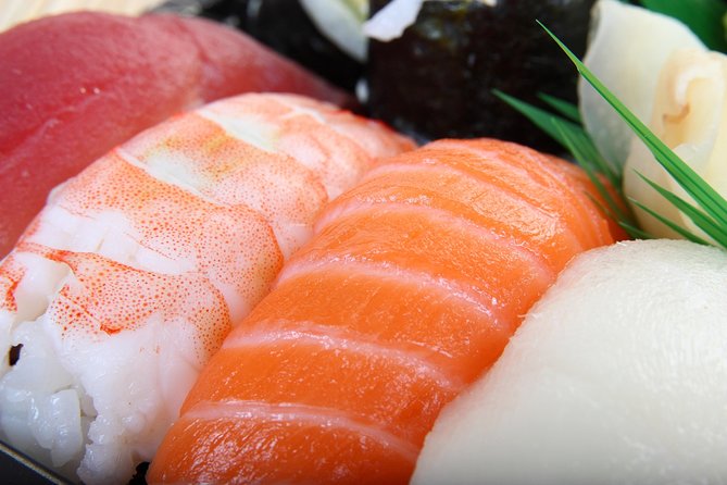 Sushi and Japnese foods cooking class in Osaka - Preparing miso soup and Japanese omelet
