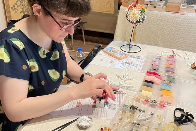 Tsumami Zaiku (Kanzashi) making Workshop in Abeno Osaka - Choosing between the traditional and Sakura designs