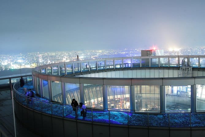Umeda Sky Building KUCHU-TEIEN OBSERVATORY - Walking between two towers in the sky